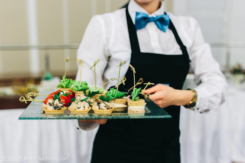 饮食服务与侍者 现代餐饮配送服务的演进与挑战