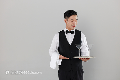 托着高脚杯的酒店服务生 餐饮配送服务的艺术与细节